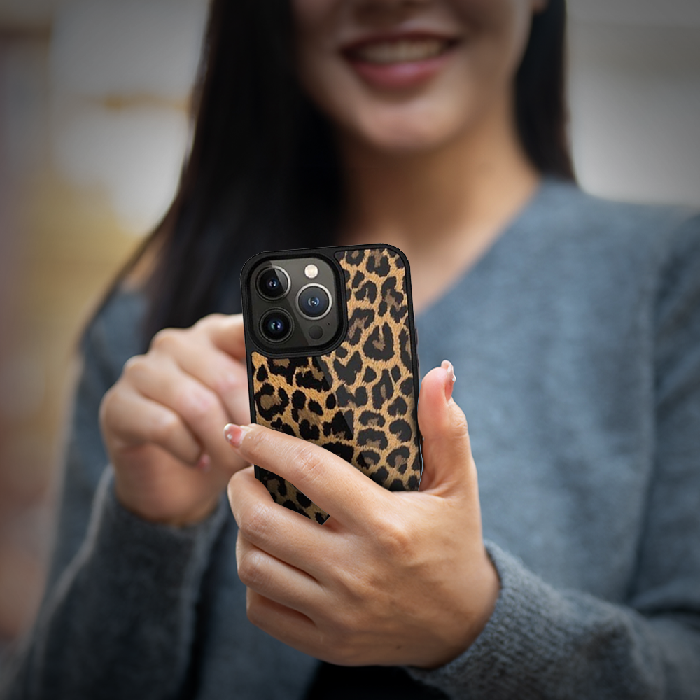 Case and Cover iPhone 15, 15 Plus, 15 Pro, 15 Pro Max Brown Woman Showcasing Back View Luna GrunX in India