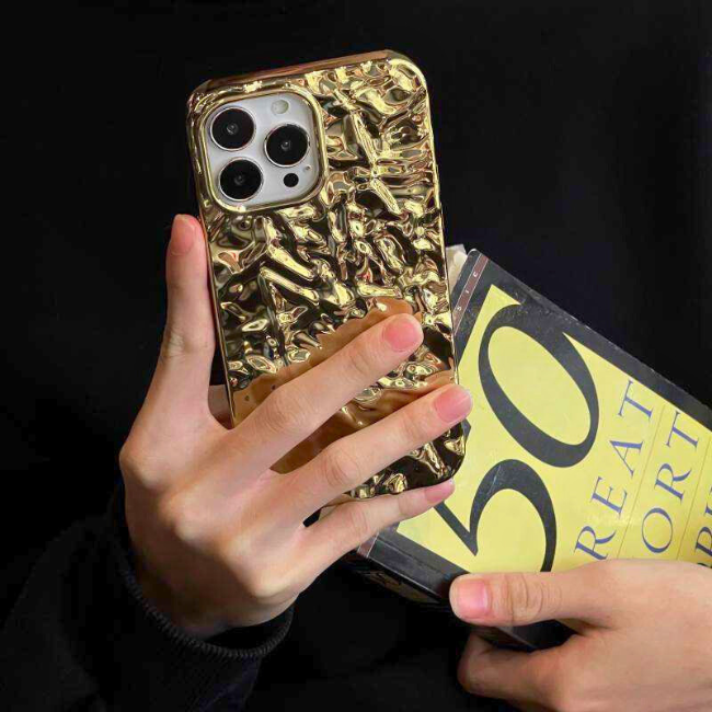  Shiny gold iPhone case featured on Grunxstore, emphasizing its smooth surface and modern look.
